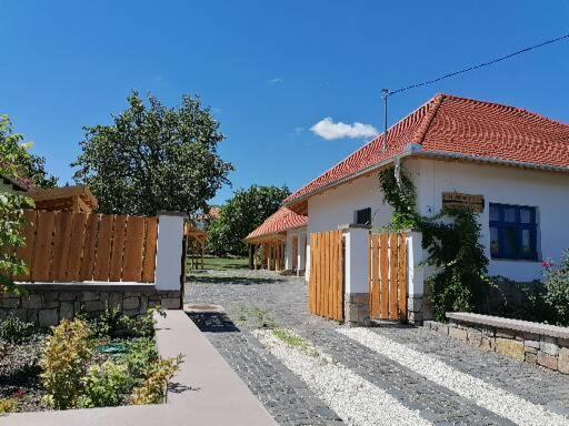 Csenduelo Vendeghaz Apartment Noszvaj Exterior foto